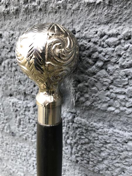 Grote foto wandelstok met mooie nikkelen handknop. en zwarte houten steel. kleding dames sieraden