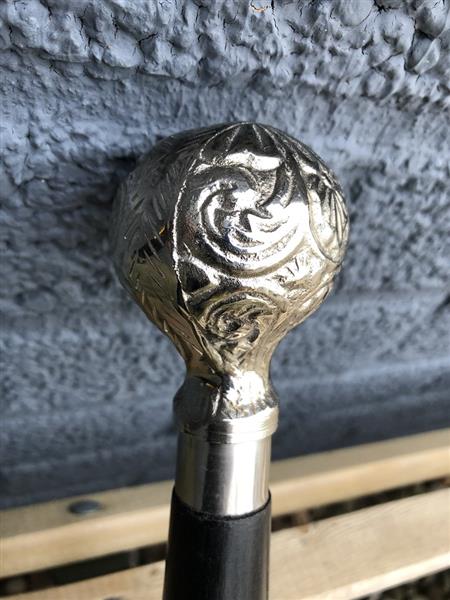 Grote foto wandelstok met mooie nikkelen handknop. en zwarte houten steel. kleding dames sieraden