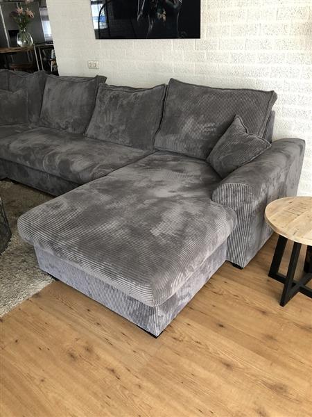 Grote foto prachtige forse nieuwe ribstoffen u lounge hoekbank model standaard in taupe kleur in meerdere kle huis en inrichting woningdecoratie