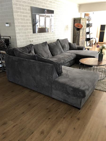 Grote foto prachtige forse nieuwe ribstoffen u lounge hoekbank model standaard in taupe kleur in meerdere kle huis en inrichting woningdecoratie