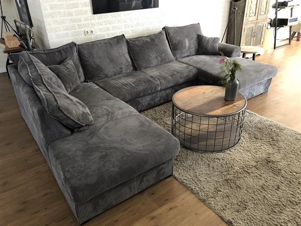 Grote foto prachtige forse nieuwe ribstoffen u lounge hoekbank model standaard in taupe kleur in meerdere kle huis en inrichting woningdecoratie