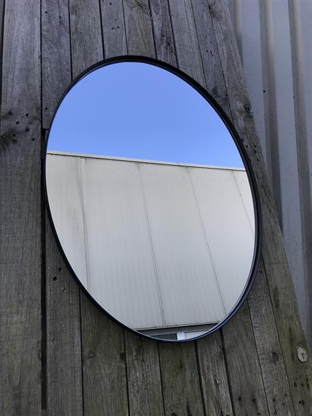 Grote foto strakke moderne spiegel met een zwarte rand ovaal huis en inrichting overige