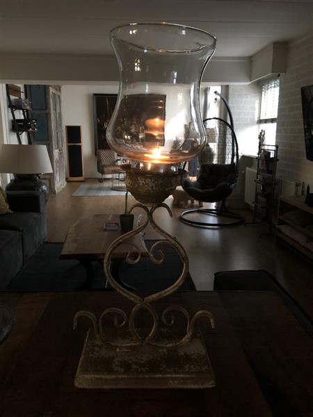 Grote foto kandelaar stormlantaarn metaal glas mooi smeedwerk in old green white rust. huis en inrichting woningdecoratie