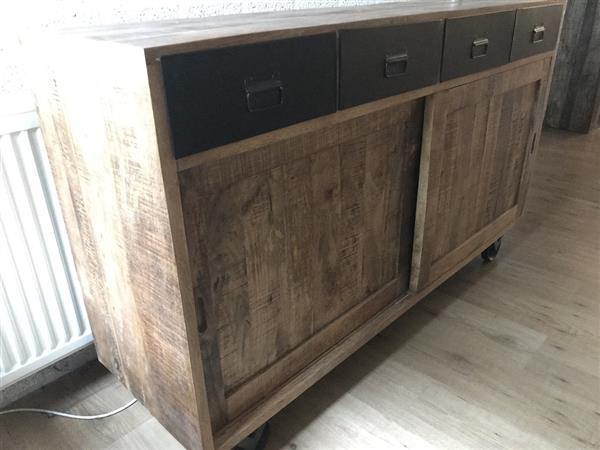 Grote foto fraai dressoir met 2 schuifdeuren en 4 lades met ijzeren wielen huis en inrichting woningdecoratie