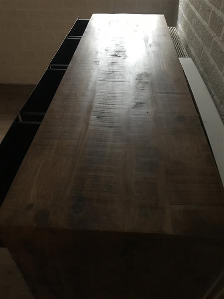 Grote foto fraai dressoir met 2 schuifdeuren en 4 lades met ijzeren wielen huis en inrichting woningdecoratie