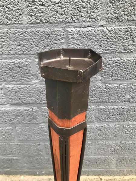 Grote foto kaarsenhouder kaarsenstandaard gemaakt van smeedijzer en hout robuust huis en inrichting woningdecoratie