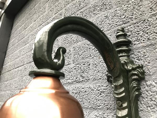 Grote foto nostalgische wandlamp vera in de kleur groen met een koperen kap huis en inrichting overige