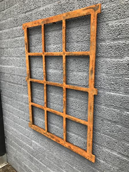 Grote foto stalraam roestig oppervlak antiek stijl venster ijzer 95 x 73 tuin en terras tuindecoratie