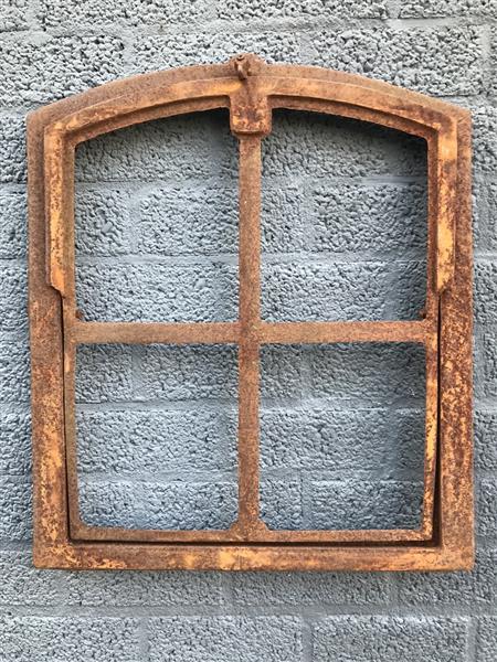 Grote foto een antiek ogende stalraam open te klappen onbehandeld gietijzer rust oppervlak venster tuin en terras tuindecoratie
