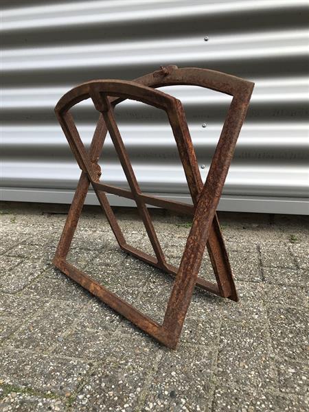 Grote foto een antiek ogende stalraam open te klappen onbehandeld gietijzer rust oppervlak venster tuin en terras tuindecoratie