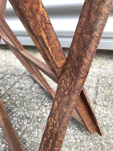 Grote foto een antiek ogende stalraam open te klappen onbehandeld gietijzer rust oppervlak venster tuin en terras tuindecoratie