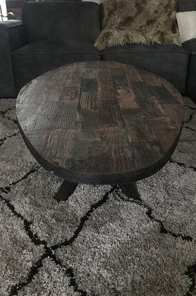 Grote foto robuuste ovale salontafel met fraai houten blad en ijzeren onderstel maar 1 beschikbaar huis en inrichting eettafels