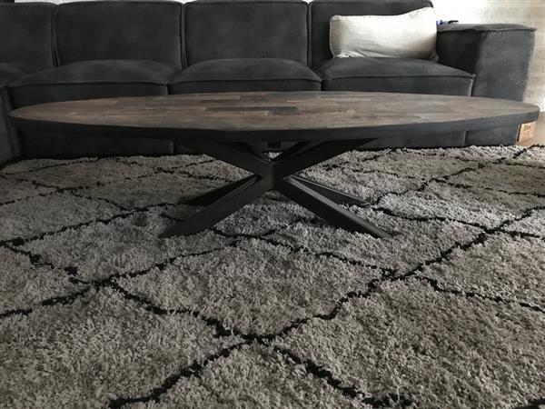 Grote foto robuuste ovale salontafel met fraai houten blad en ijzeren onderstel maar 1 beschikbaar huis en inrichting eettafels