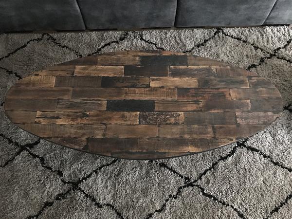 Grote foto robuuste ovale salontafel met fraai houten blad en ijzeren onderstel maar 1 beschikbaar huis en inrichting eettafels