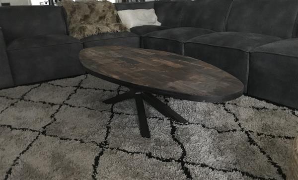 Grote foto robuuste ovale salontafel met fraai houten blad en ijzeren onderstel maar 1 beschikbaar huis en inrichting eettafels