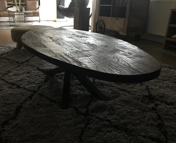 Grote foto robuuste ovale salontafel met fraai houten blad en ijzeren onderstel maar 1 beschikbaar huis en inrichting eettafels