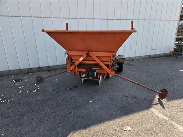 Grote foto nobels uien bollen plantmachine 4 rijen voor 120 cm bedden agrarisch zaaimachines