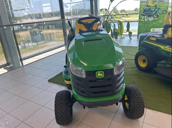 Grote foto john deere x117r 28320 tuin en terras zitmaaiers