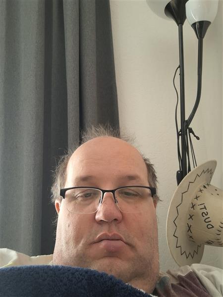 Grote foto sportieve en zorgzame man zoekt klik contacten en berichten man zoekt vrouw