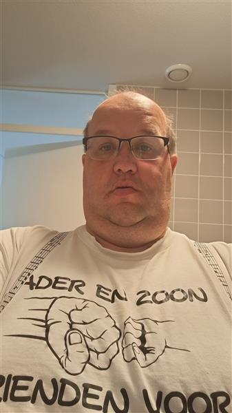 Grote foto sportieve en zorgzame man zoekt klik contacten en berichten man zoekt vrouw