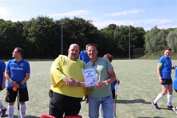 Grote foto sportieve en zorgzame man zoekt klik contacten en berichten man zoekt vrouw