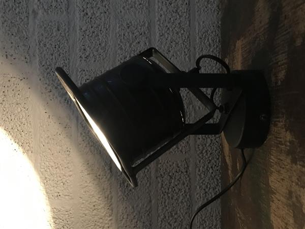 Grote foto schijnwerper antiek en robuust ogend voor aan de wand tuin en terras tuindecoratie
