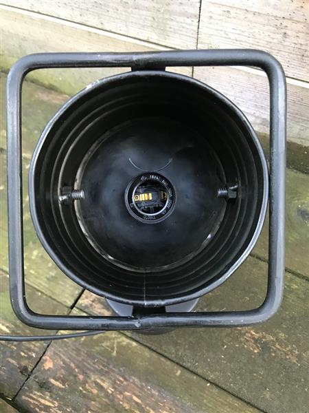 Grote foto schijnwerper antiek en robuust ogend voor aan de wand tuin en terras tuindecoratie
