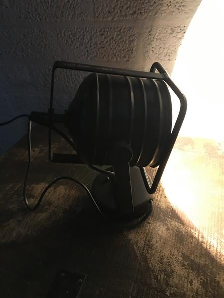 Grote foto schijnwerper antiek en robuust ogend voor aan de wand tuin en terras tuindecoratie