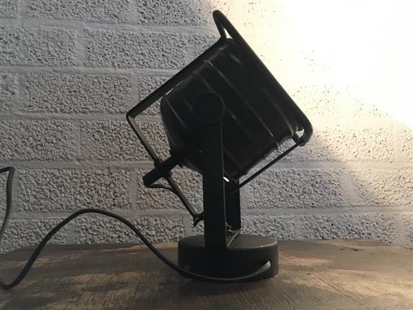Grote foto schijnwerper antiek en robuust ogend voor aan de wand tuin en terras tuindecoratie