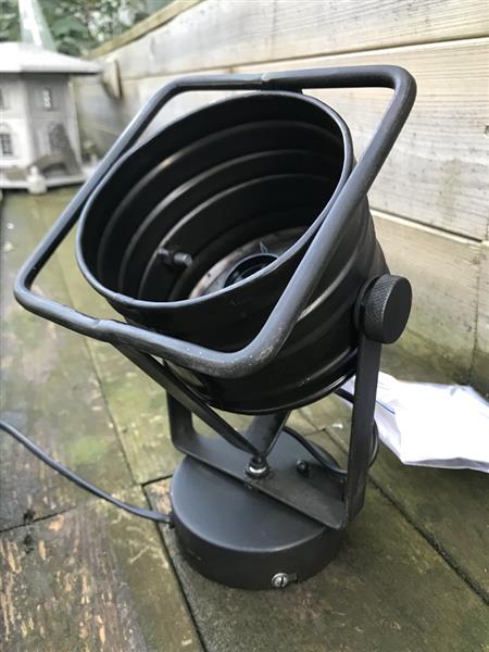 Grote foto schijnwerper antiek en robuust ogend voor aan de wand tuin en terras tuindecoratie