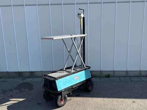Grote foto berg elektrische transportwagen op luchtbanden met mechanische schaar. agrarisch tuinbouw