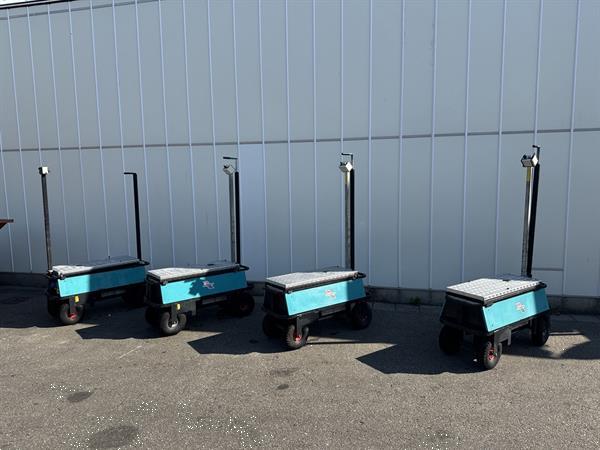 Grote foto berg elektrische transportwagen op luchtbanden met mechanische schaar. agrarisch tuinbouw