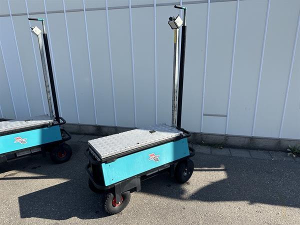 Grote foto berg elektrische transportwagen op luchtbanden met mechanische schaar. agrarisch tuinbouw