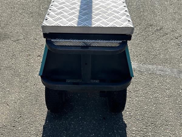 Grote foto berg elektrische transportwagen op luchtbanden met mechanische schaar. agrarisch tuinbouw