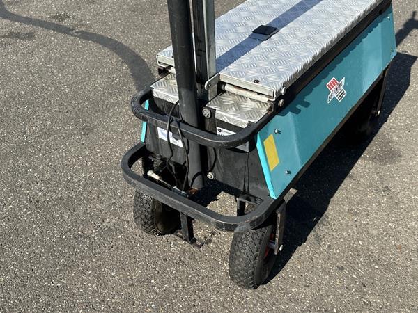 Grote foto berg elektrische transportwagen op luchtbanden met mechanische schaar. agrarisch tuinbouw