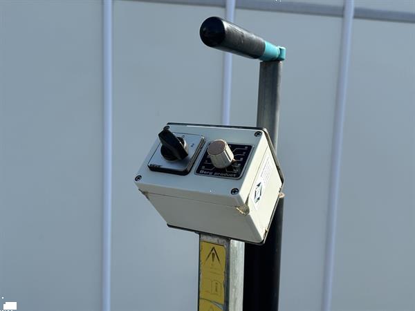 Grote foto berg elektrische transportwagen op luchtbanden met mechanische schaar. agrarisch tuinbouw