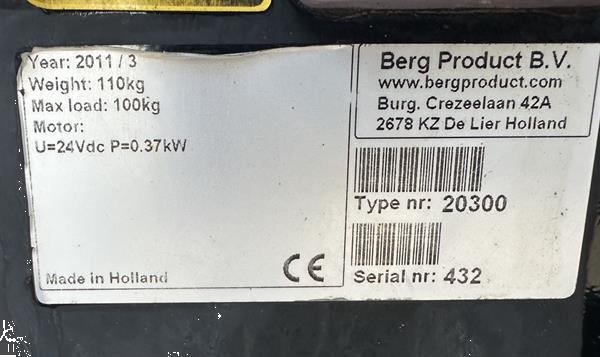 Grote foto berg elektrische transportwagen op luchtbanden met mechanische schaar. agrarisch tuinbouw