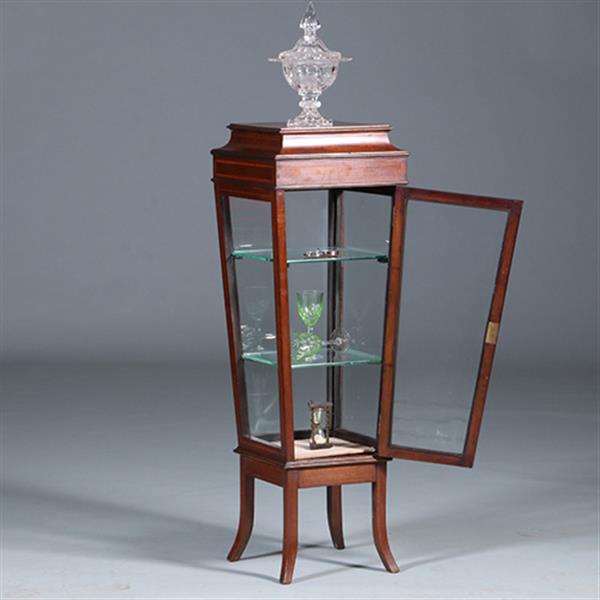 Grote foto elegante mahoniehouten vitrinezuil met afsluitbaar deurtje en inlegwerk no.440530 antiek en kunst stoelen en banken