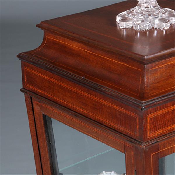 Grote foto elegante mahoniehouten vitrinezuil met afsluitbaar deurtje en inlegwerk no.440530 antiek en kunst stoelen en banken