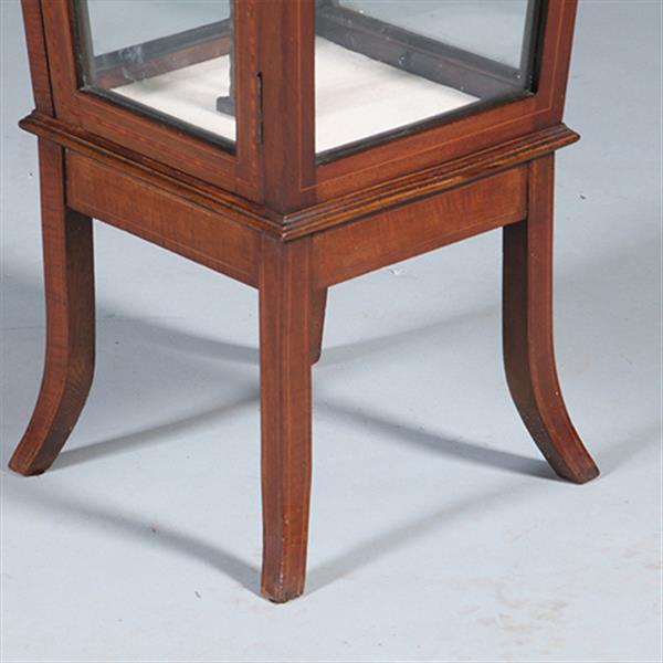 Grote foto elegante mahoniehouten vitrinezuil met afsluitbaar deurtje en inlegwerk no.440530 antiek en kunst stoelen en banken
