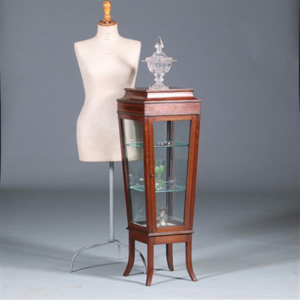 Grote foto elegante mahoniehouten vitrinezuil met afsluitbaar deurtje en inlegwerk no.440530 antiek en kunst stoelen en banken
