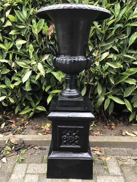Grote foto gietijzeren vaas op gietijzeren zuil zwaar en fors in het zwart tuin en terras overige tuin en terras