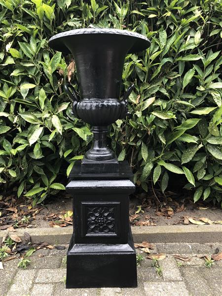 Grote foto gietijzeren vaas op gietijzeren zuil zwaar en fors in het zwart tuin en terras overige tuin en terras