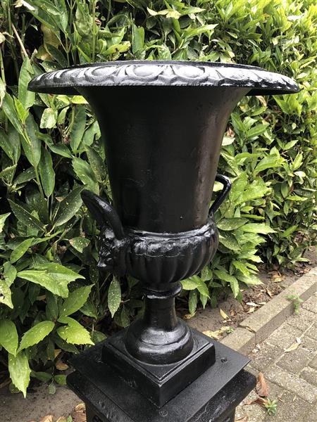 Grote foto gietijzeren vaas op gietijzeren zuil zwaar en fors in het zwart tuin en terras overige tuin en terras
