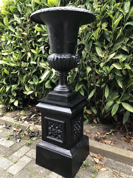 Grote foto gietijzeren vaas op gietijzeren zuil zwaar en fors in het zwart tuin en terras overige tuin en terras