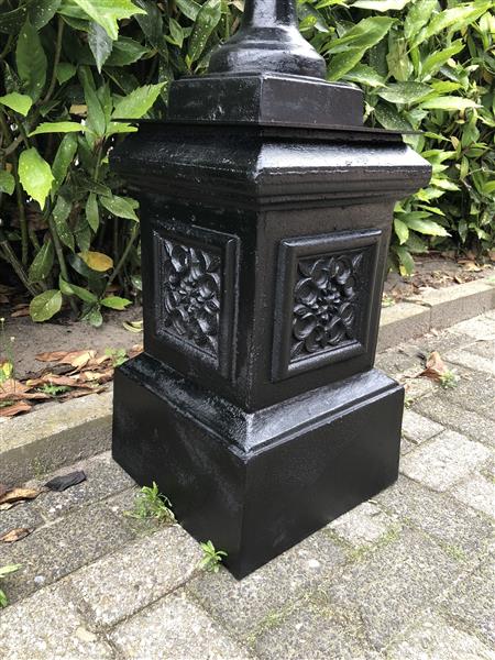 Grote foto gietijzeren vaas op gietijzeren zuil zwaar en fors in het zwart tuin en terras overige tuin en terras
