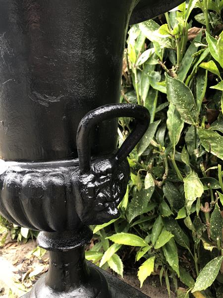 Grote foto gietijzeren vaas op gietijzeren zuil zwaar en fors in het zwart tuin en terras overige tuin en terras