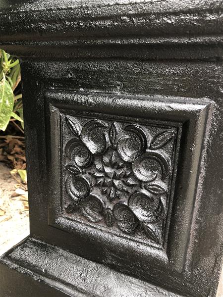 Grote foto gietijzeren vaas op gietijzeren zuil zwaar en fors in het zwart tuin en terras overige tuin en terras