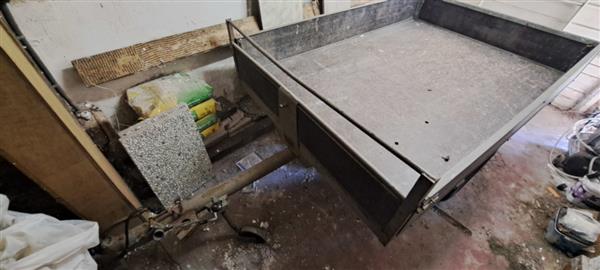 Grote foto oude aanhanger met bak boven de wielen auto diversen aanhangers