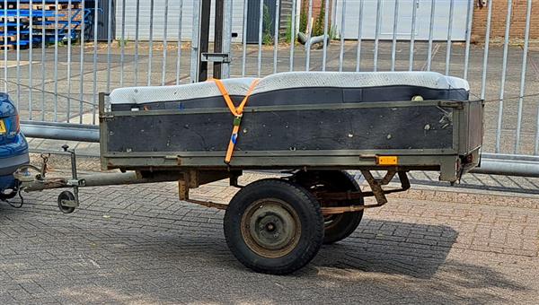 Grote foto oude aanhanger met bak boven de wielen auto diversen aanhangers
